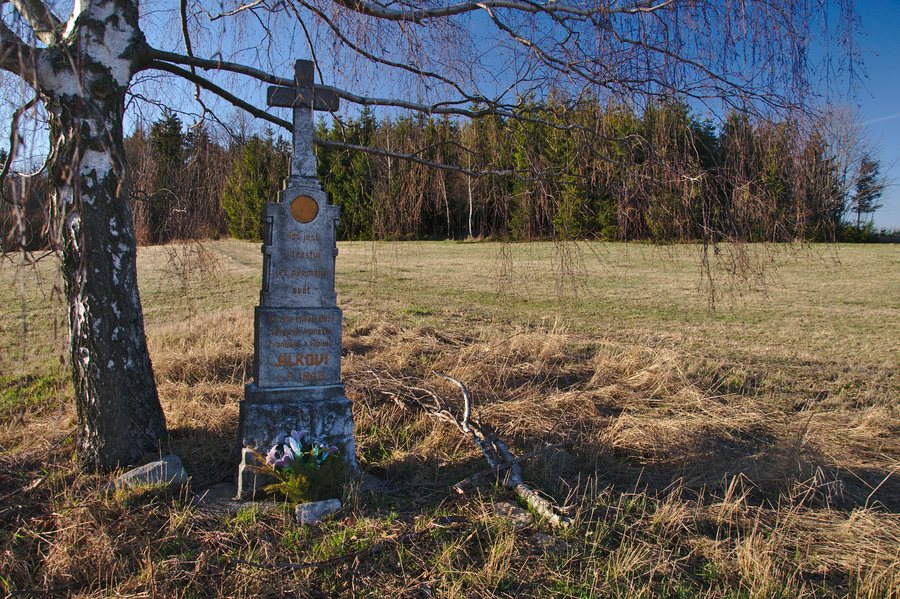 File:Kříž jihozápadně od obce, Černovice, okres Blansko.jpg