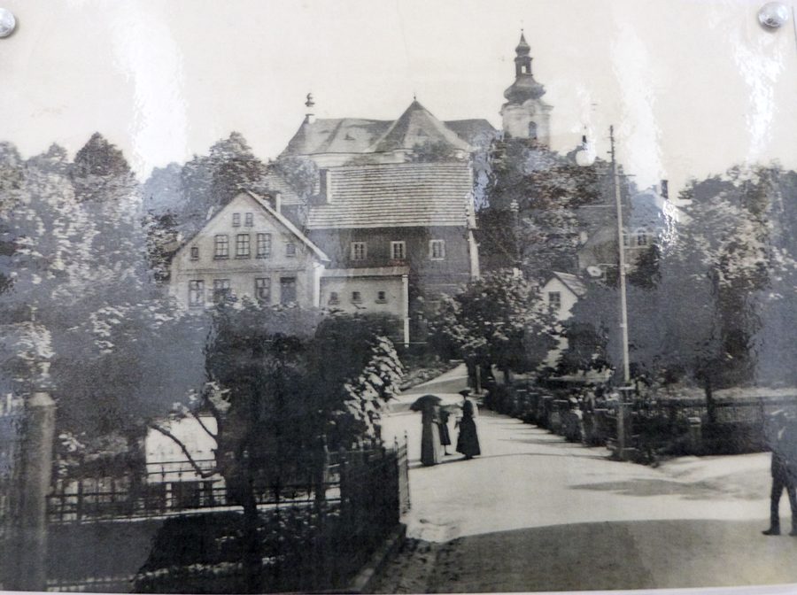 Historische Ansicht der Kostelní-Straße in Smržovka, dem früheren Morchenstern, um 1900