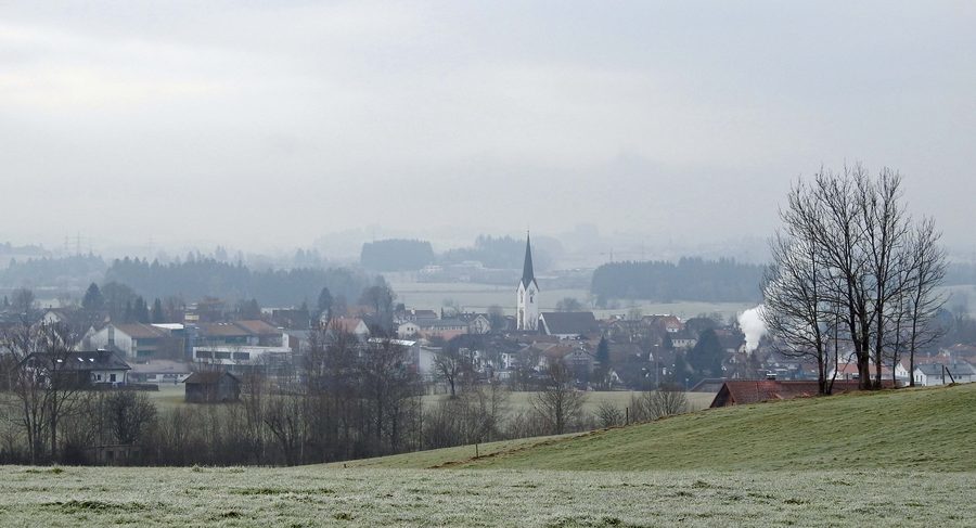 Durach mit Wiesen und Wald von Nordosten
