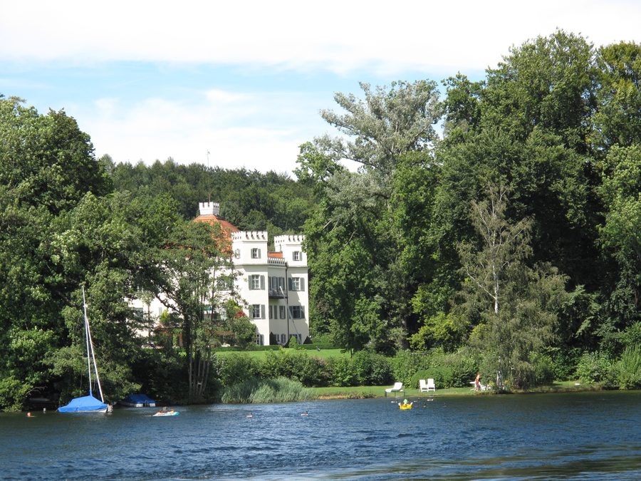 Schloss Possenhofen am Ufer des Starnberger Sees