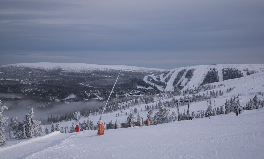 Blick vom Hundfjället über die verschneite Landschaft von Sälen mit Tandådalen im Hintergrund