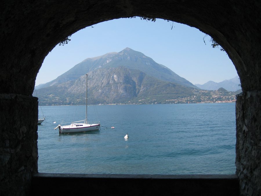 Blick über den Comer See auf Menaggio und die umliegenden Berge