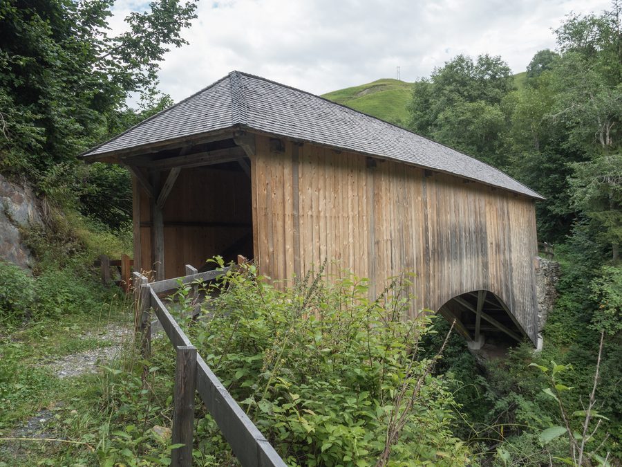 Überdachte Holzbrücke bei Silgin über den Glenner im Gebiet Lumbrein
