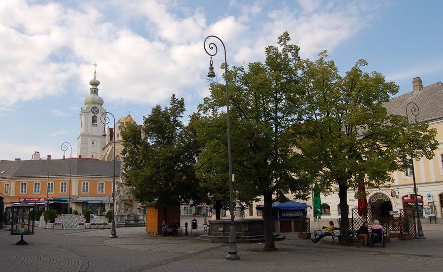 Hauptplatz von Neunkirchen in Niederösterreich mit historischen Gebäuden
