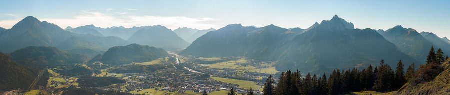Gehrenspitze im Panorama des Reuttener Talkessels