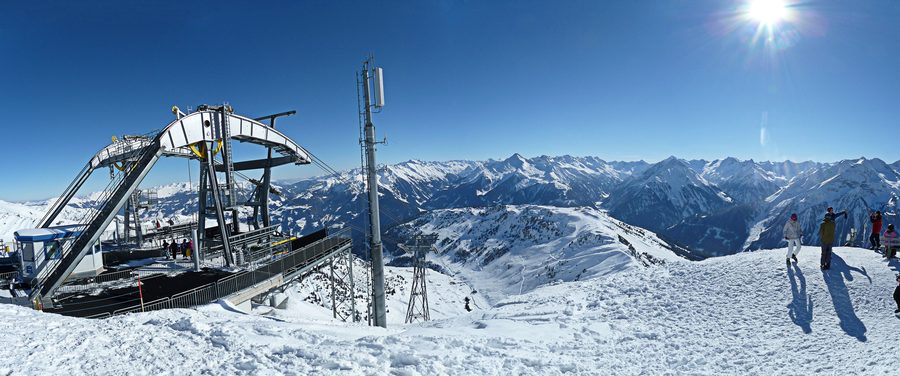 Blick von der Wanglspitze auf eine Seilbahnanlage und das Skigebiet am Penken