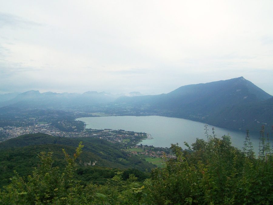Panoramablick auf den Lac du Bourget und Aix-les-Bains von Corsuet