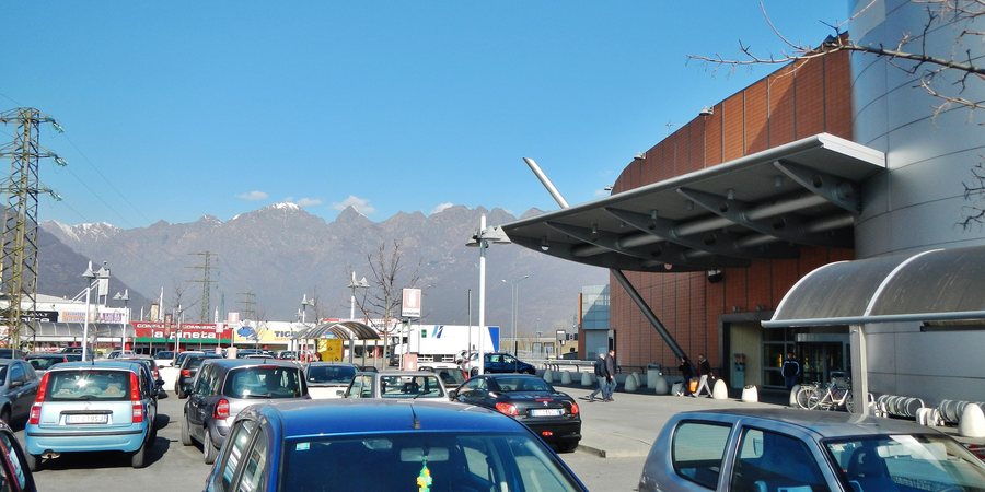 File:Supermercati e Centro Commerciale le Isole Gravellona Toce - panoramio.jpg
