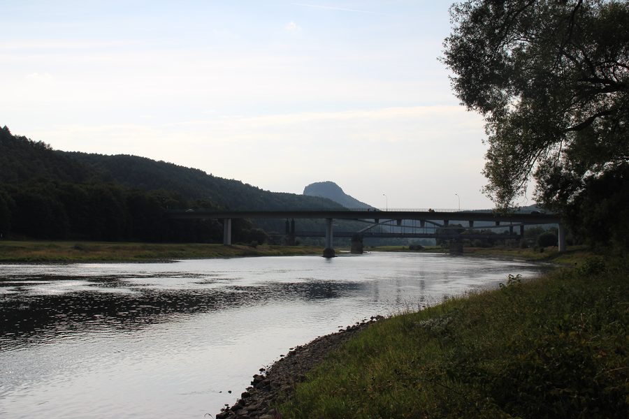 Elbe bei Bad Schandau mit Straßenbrücke und Lilienstein