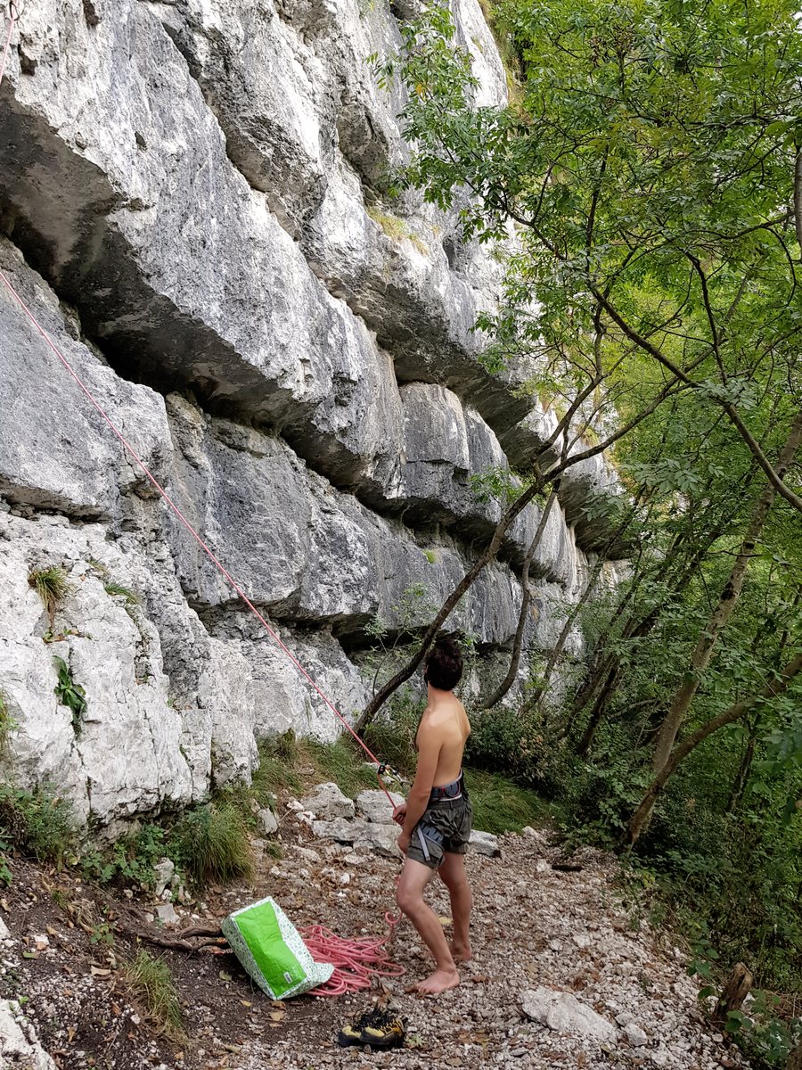 File:Palestra di roccia falesia di Dardago - Budoia, Pordenone, Friuli-Venezia-Giulia, Italy 2021-09-29.jpg