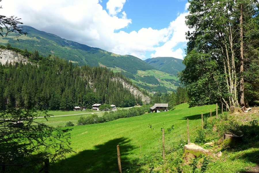 Blick auf die Krimmler Ache östlich von Unterkrimml in Richtung Bahnhof Krimml, Österreich