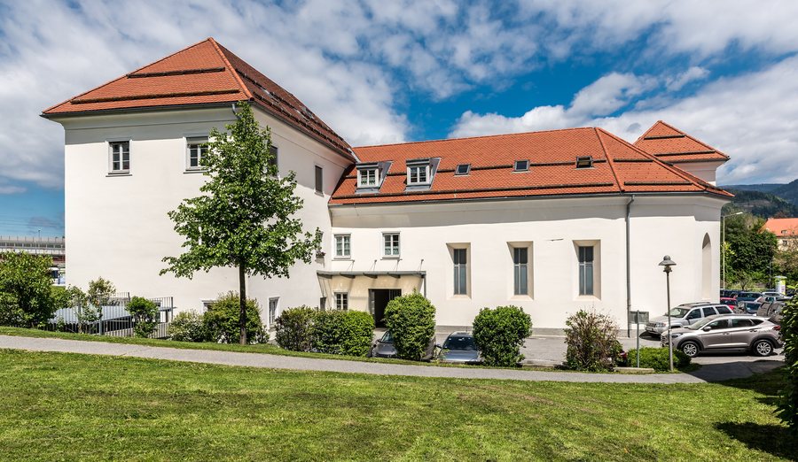 File:Villach Burgplatz 1 Villacher Burg mit Kapelle SO-Ansicht 10052017 8405.jpg