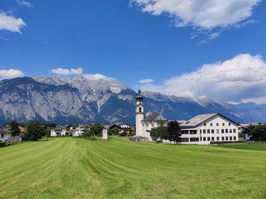 Götzens mit Pfarrkirche und Volksschule in Tirol