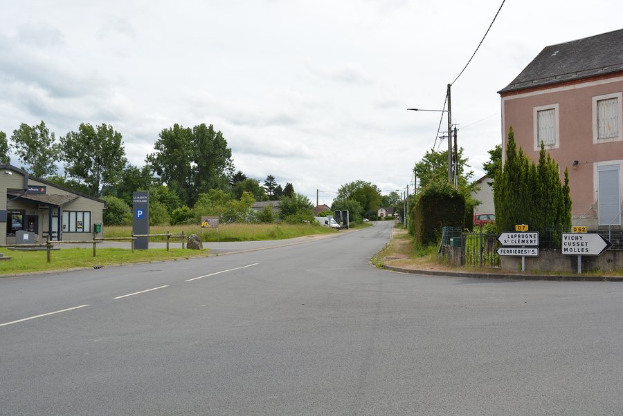 File:Avenue de la Boulaire (Le Mayet-de-Montagne) vers Laprugne et Ferrières 2024-06-16.JPG