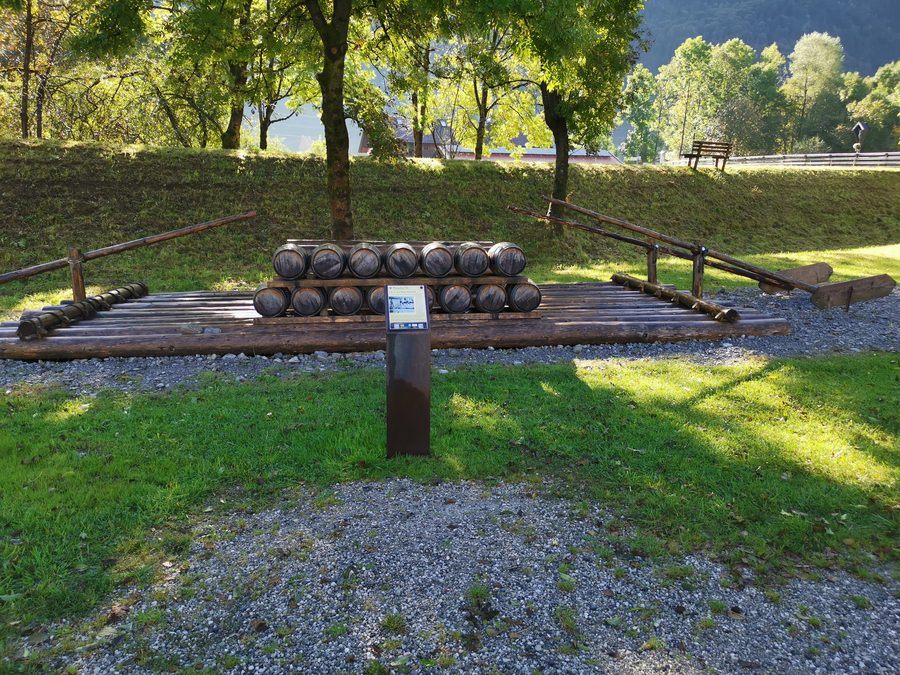 Denkmal der Flößerei in Oberau im Landkreis Garmisch-Partenkirchen