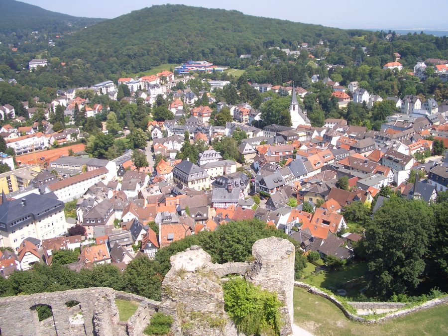 Blick von der Burgruine Königstein über Königstein im Taunus