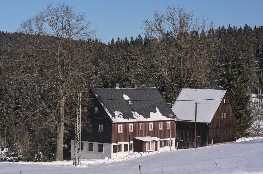 Wohnhaus und Scheune am Johannes-Kamprath-Weg 10 in Holzhau im Winter