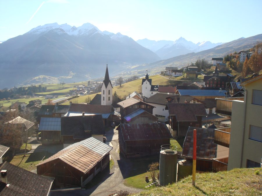 Morissen am Hang des Péz Mundaun im Val Lumnezia