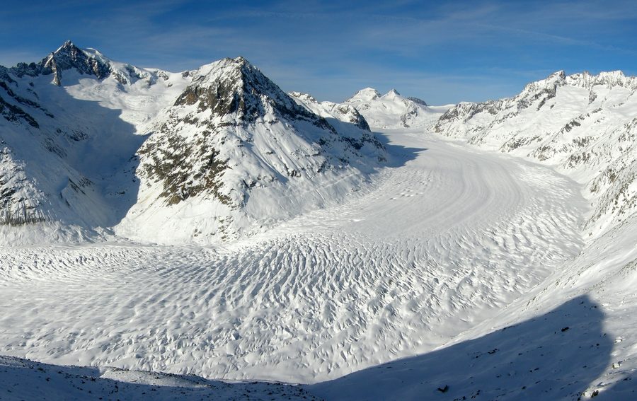 Panorama des Aletschgletschers mit umliegenden Hochgebirgsgipfeln, gesehen vom Eggishorn im Wallis