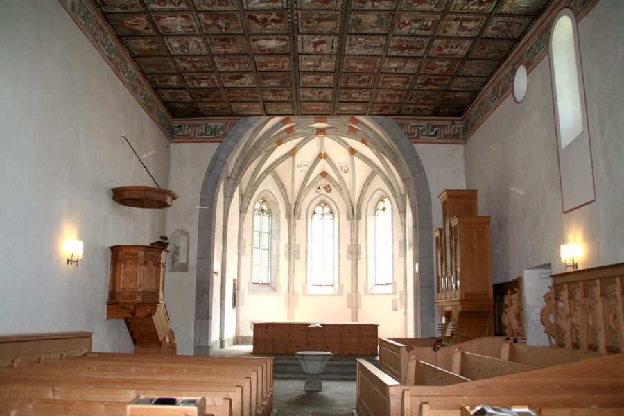 Innenraum der Kirche St. Martin in Zillis mit romanischer Bilderdecke