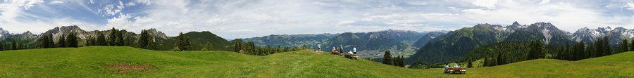 Weitreichendes Bergpanorama vom Loischkopf über das Brandnertal und umliegende Täler in Vorarlberg
