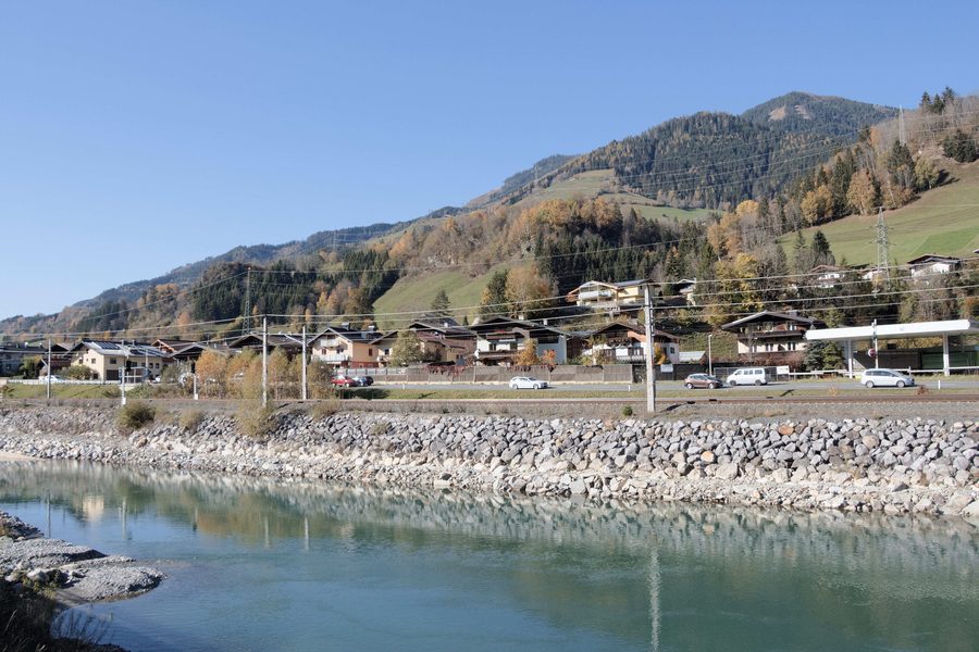 Die Salzach beim Ort Gries im Pinzgau mit der Salzburg-Tiroler-Bahn und der Pinzgauer Straße B311