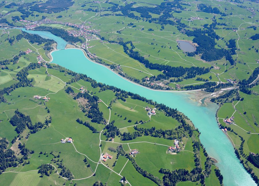 Luftaufnahme des Stausees Lechstaustufe 2 bei Prem mit der umliegenden Landschaft