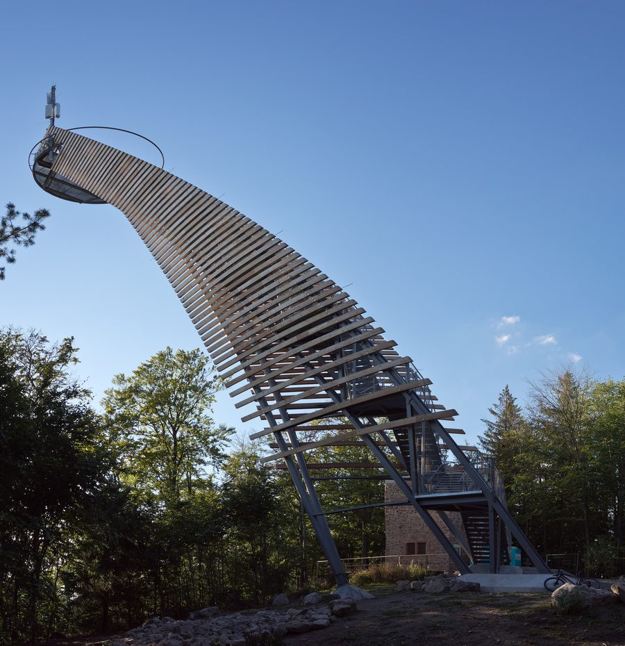 Trommturm im Odenwald zwischen bewaldeten Höhen