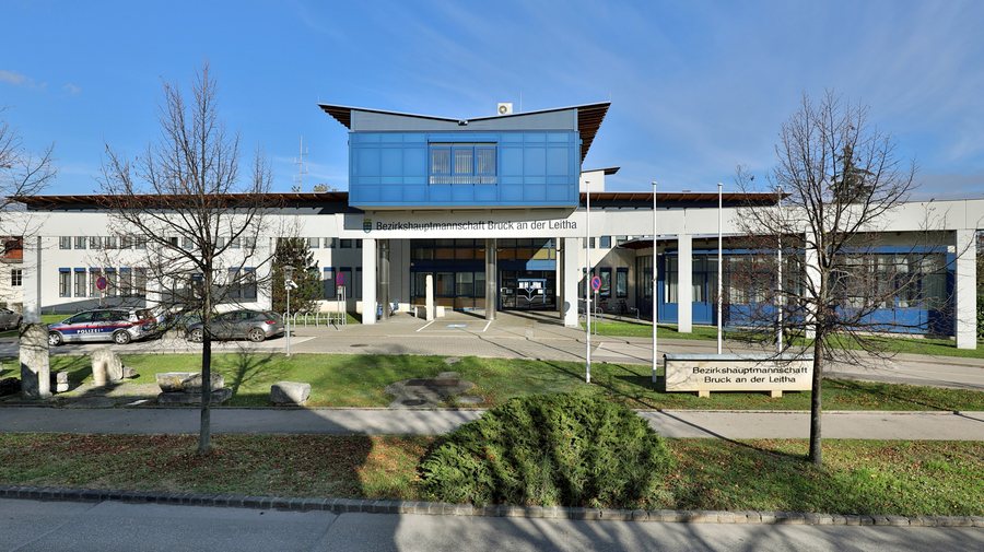 File:Bruck an der Leitha - Bezirkshauptmannschaft.JPG