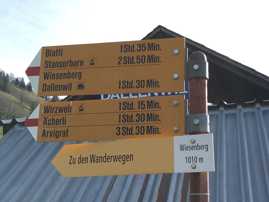 File:Wanderwegweiser Wiesenberg 1010.jpg