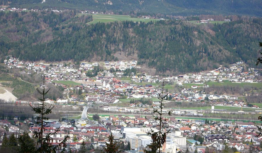Blick auf Fritzens in Tirol vor der Berglandschaft