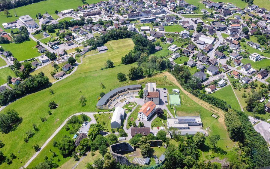 Schrägluftbild der Burgruine Jagdberg auf einem bewaldeten Hügel oberhalb von Schlins