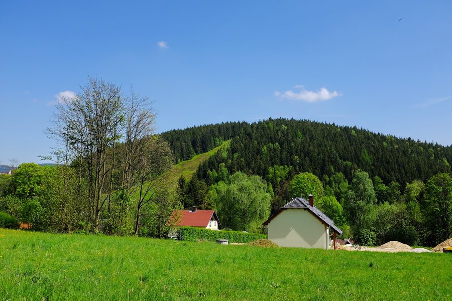 Blick von Bublava auf den Olověný vrch (Bleiberg) im Erzgebirge