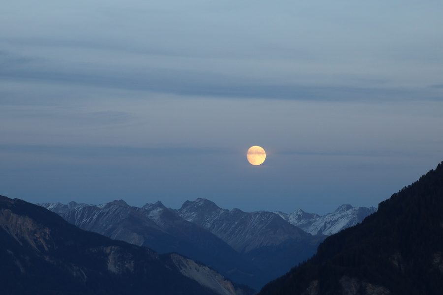 Herbstmond über dem Albulatal bei Aclas Heinzenberg in Oberurmein