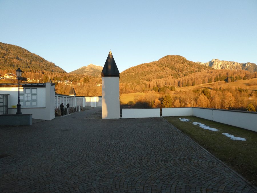 File:Cimitero di Varena 04.jpg