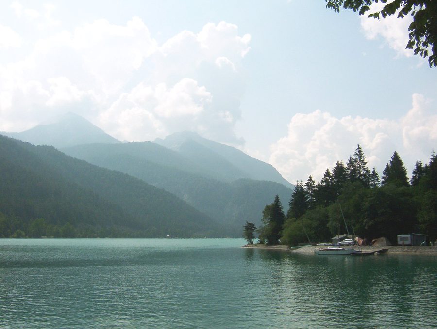 Blick von Achenkirch auf den Achensee mit Berglandschaft