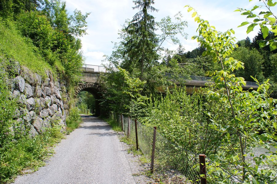 Ehemaliges Eisenbahntunnelportal an der Mueselbacherbrücke in Langenegg