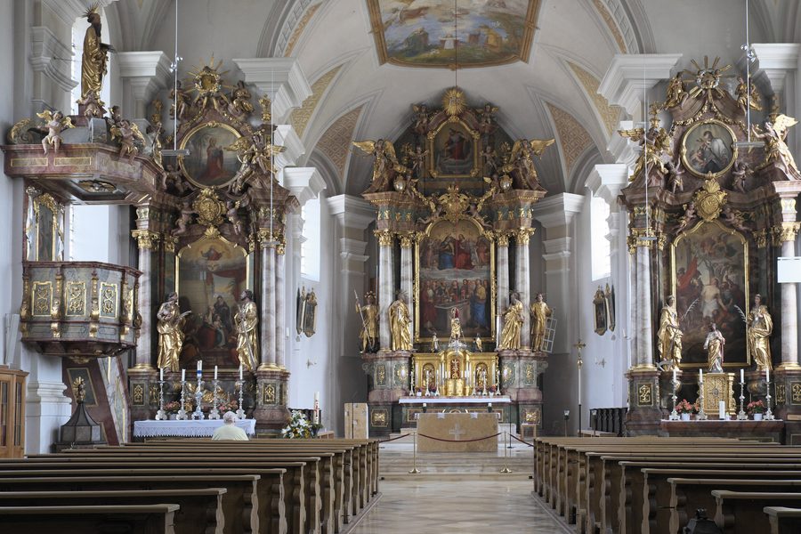 Innenraum der katholischen Pfarrkirche Mariä Geburt in Wartenberg im Landkreis Erding
