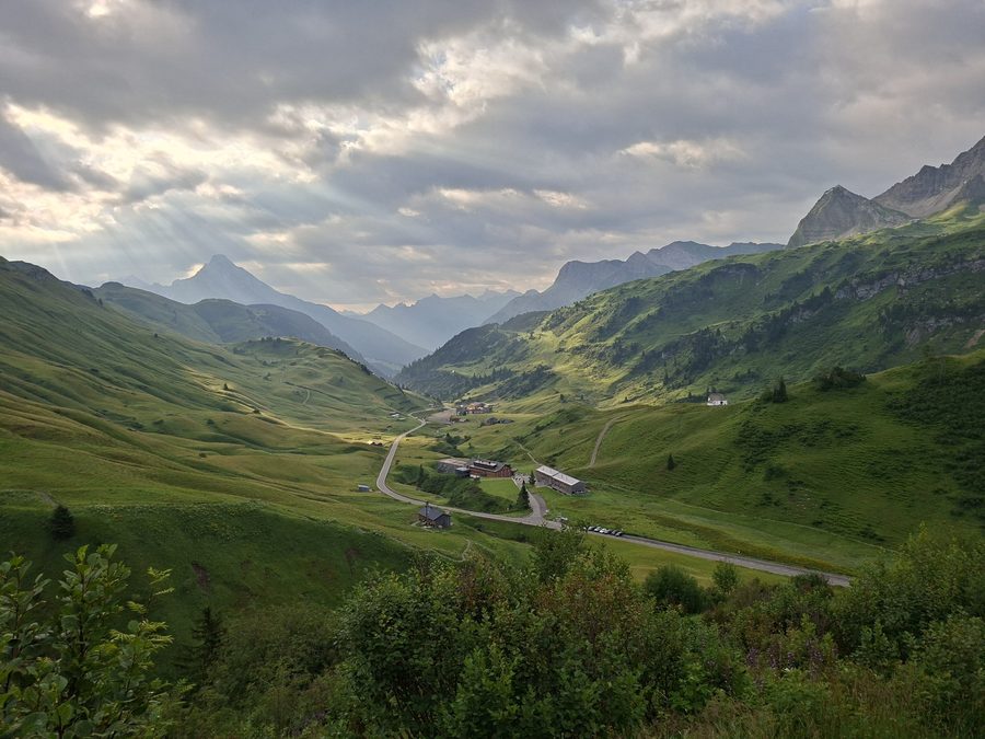 Blick vom Höfergrat in der Gemeinde Schröcken auf die umliegenden Berge und Warth