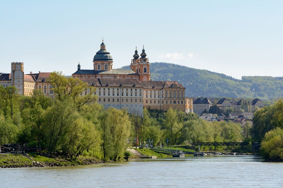 Nordseite des Stifts Melk oberhalb der Donau, Blick aus Emmersdorf