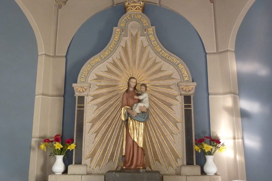 Kapelle zur Geburt Marias in Langscheid bei Mayen mit Marienaltar