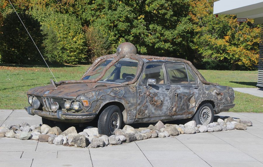 Buchheim-Museum der Phantasie in Bernried mit einem BMW vor dem Eingang