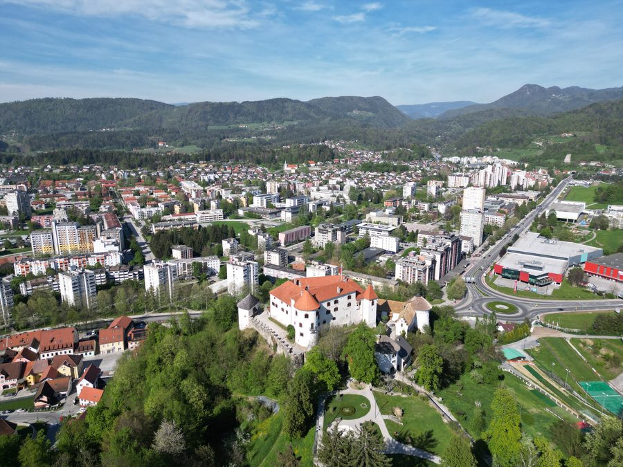 Burg Velenje mit Schlosspark und der Stadt Velenje im Hintergrund