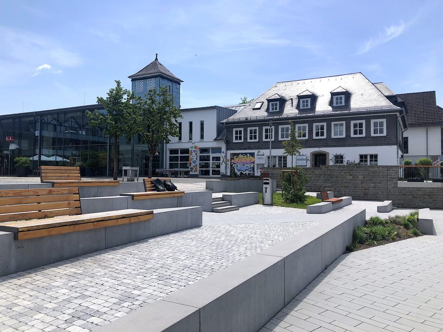 Marktplatz von Bad Berleburg mit Blick vom Ufer der Odeborn