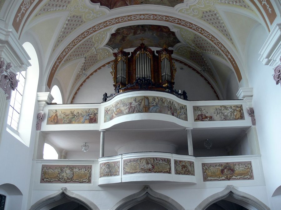 Innenraum der Pfarrkirche St. Michael in Untergriesbach mit historischer Orgelempore