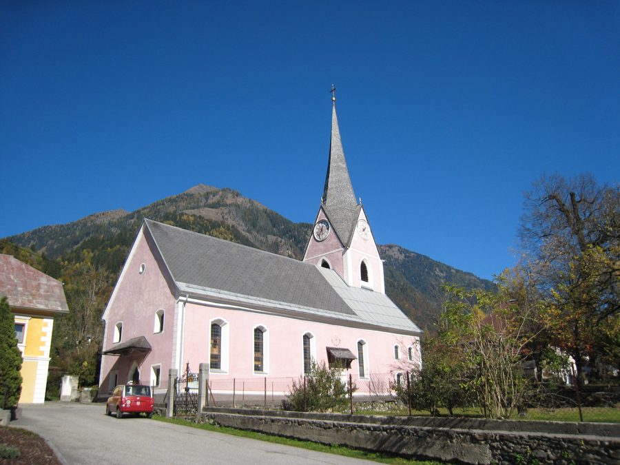 Pfarrkirche in Steinfeld, Kärnten, vor dem Stagor in der Kreuzeckgruppe