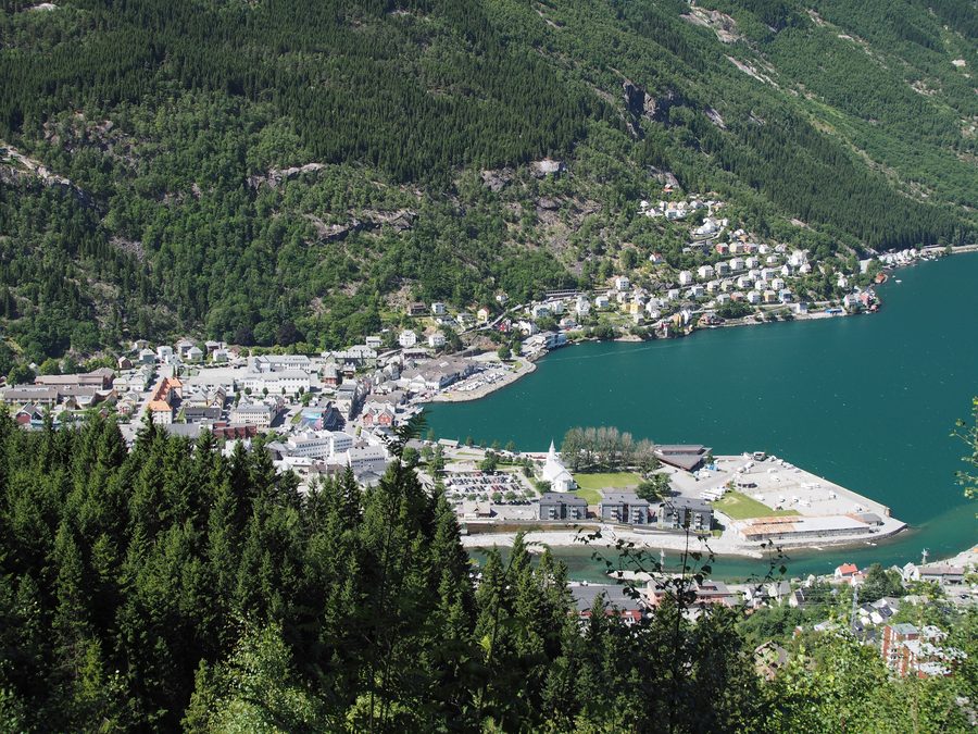 Blick auf Odda am Sørfjord mit Hafen, Häusern, Fluss und Bergen