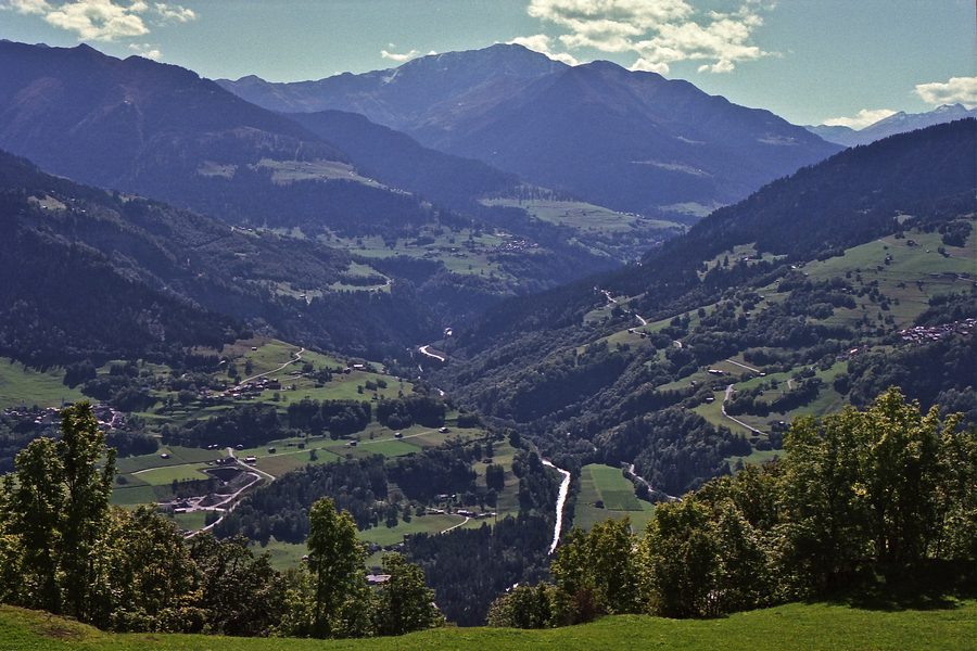 Blick von Ladir ins Rheintal in Graubünden
