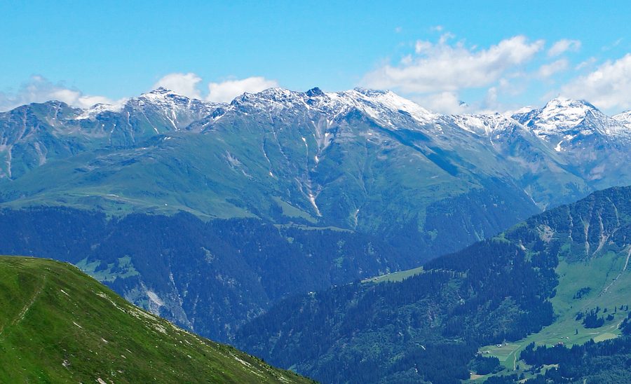 Berggipfel der Adula-Alpen auf der Ostseite des Val Sumvitg in der Surselva