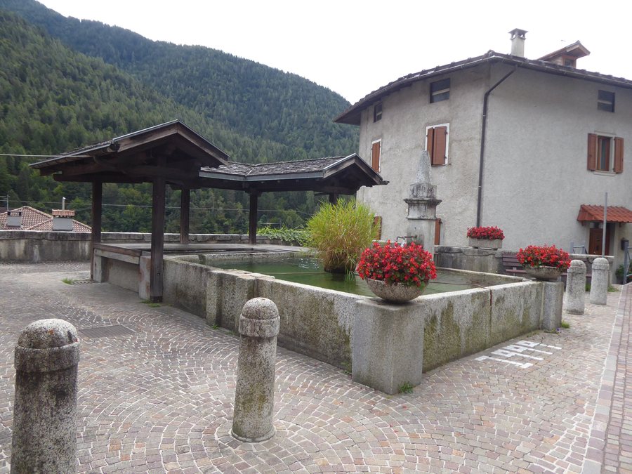 File:Breguzzo - Fontana 02.jpg